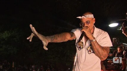 Léo Santana e Alok arrastam multidão no pré-carnaval de Salvador