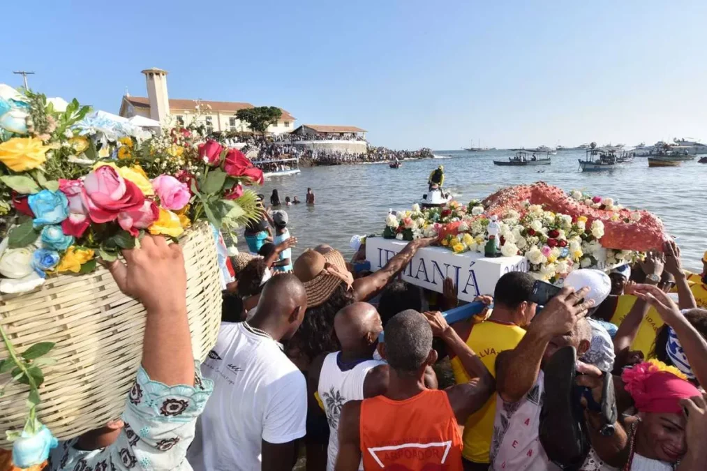 Festa de Iemanjá reúne devotos na orla do Rio Vermelho, em Salvador