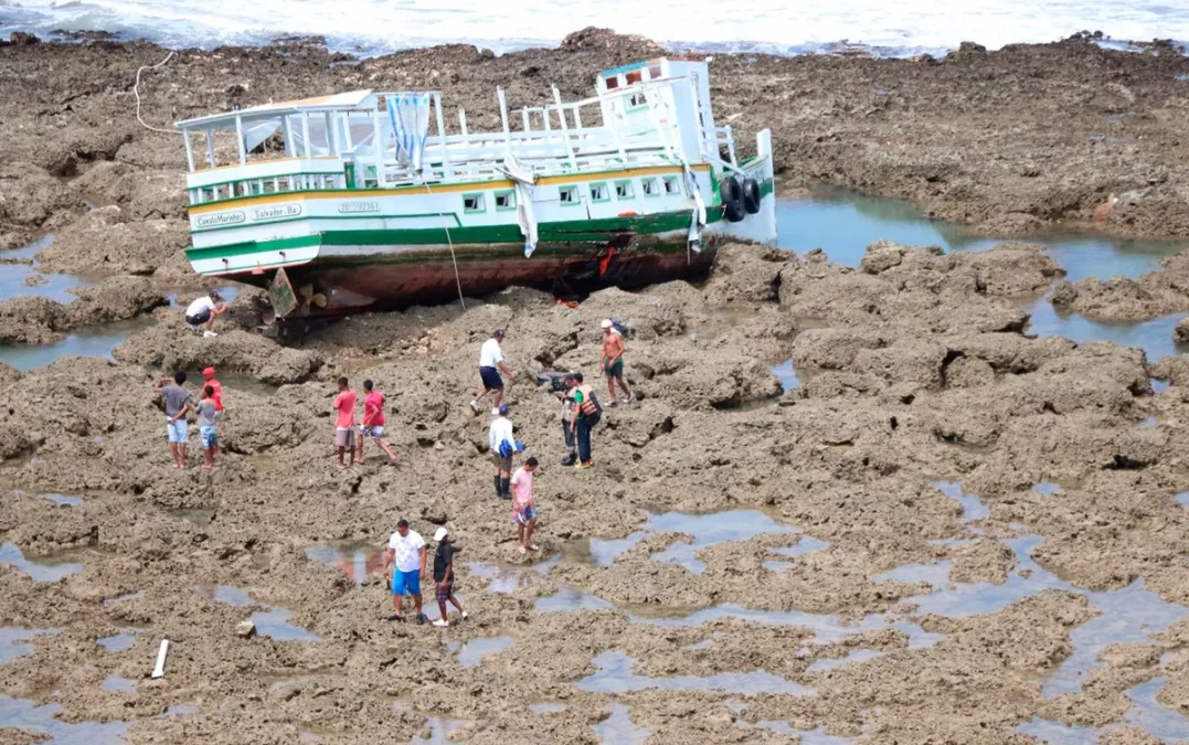 Marinha suspende buscas por última vítima de naufrágio na Bahia