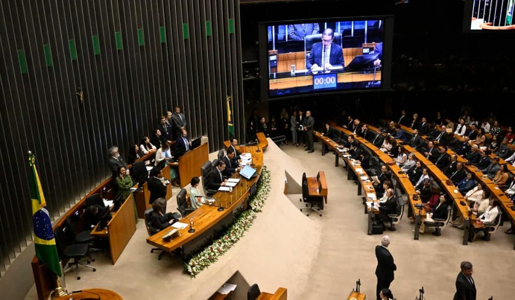 Câmara aprova urgência para suspender decreto que muda regras do IOF