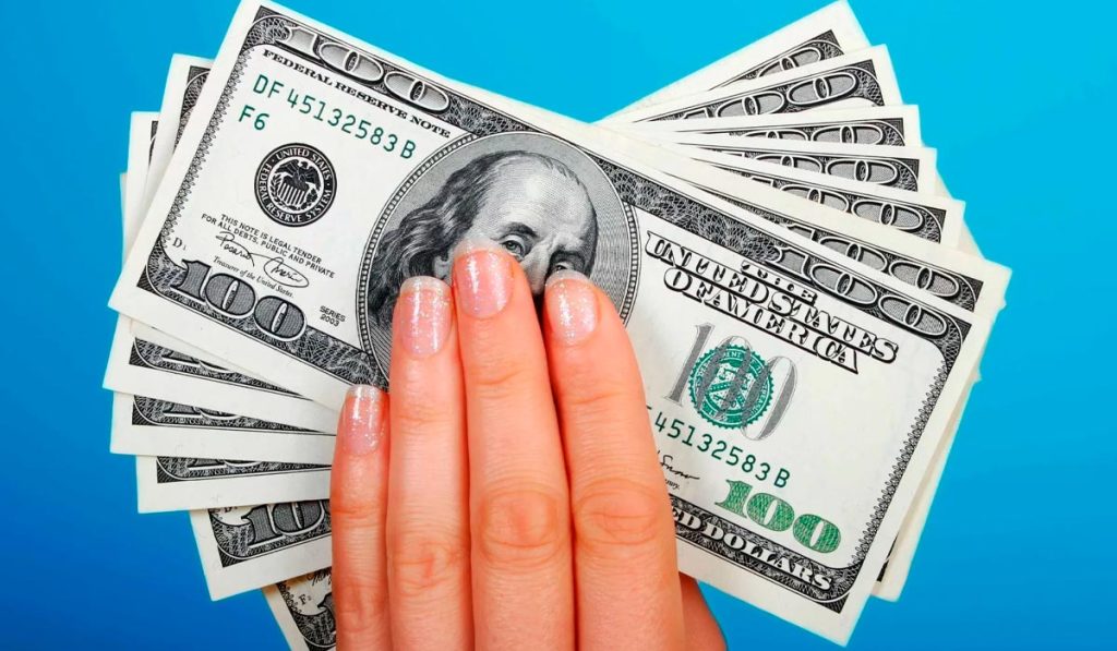 Dólar recua e fecha a R$ 5,53 com alívio após dados de inflação nos EUA
