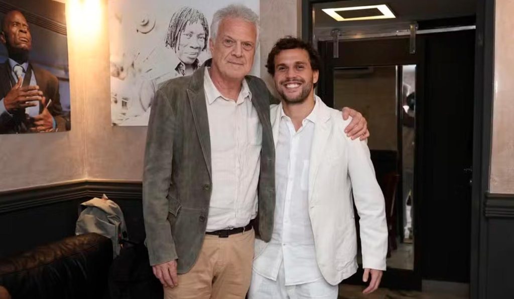 Pedro Bial acompanha estreia do filho Theo em tributo emocionante a Chico Buarque