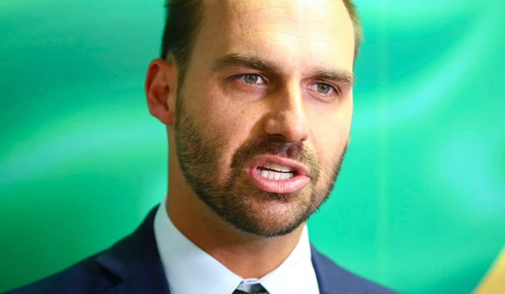 Eduardo Bolsonaro é apresentado como advogado nos EUA, mesmo com OAB suspensa