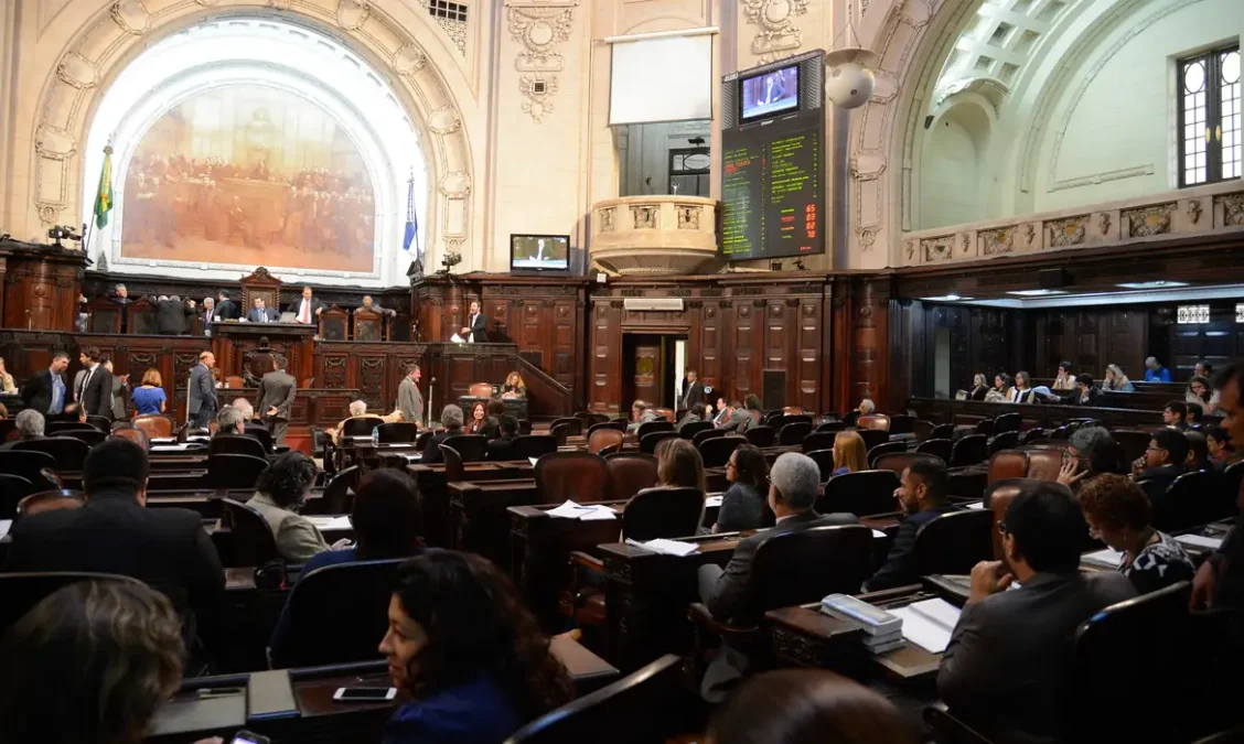 TRE-RJ agenda recontagem de votos para terça-feira após cassação de Bacellar e impacto na Alerj