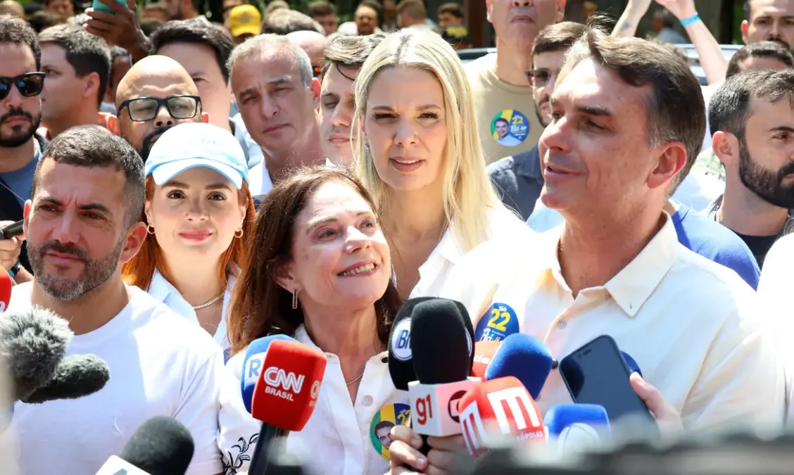 Flávio Bolsonaro alinha discurso de “guerra” ao crime organizado com Douglas Ruas no Rio de Janeiro