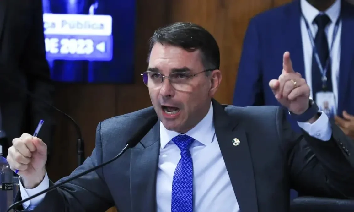 Flávio Bolsonaro em Missa: Evangélico Participa de Homenagem a Nossa Senhora Aparecida Após Polêmica